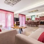 Луксозна вила Balkida - *